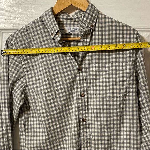 Men’s small Old navy classic fit button up - Picture 3 of 4